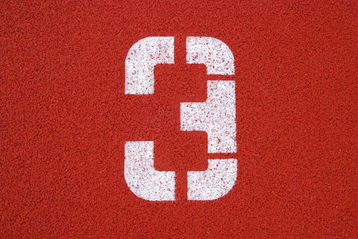Startnummer von Bahn 3 einer Leichtathletikanlage | starting number of lane 3 (three) for track and field athletics