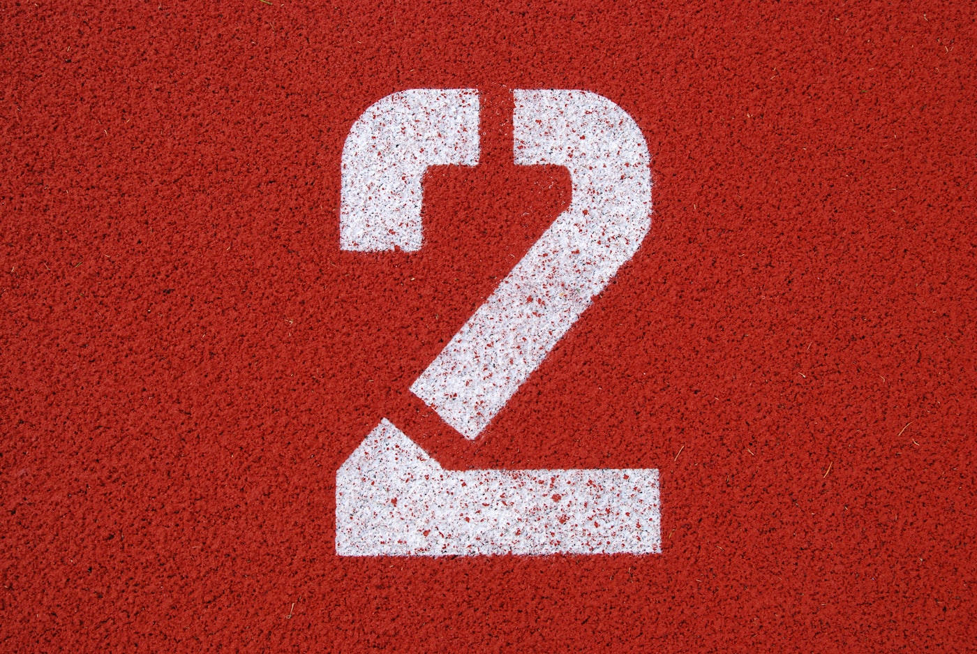 Startnummer von Bahn 2 einer Leichtathletikanlage | starting number of lane 2 (two) for track and field athletics